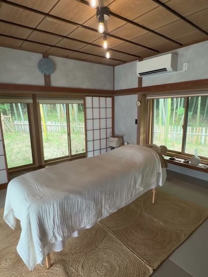 竹林を望む古民家の施術室