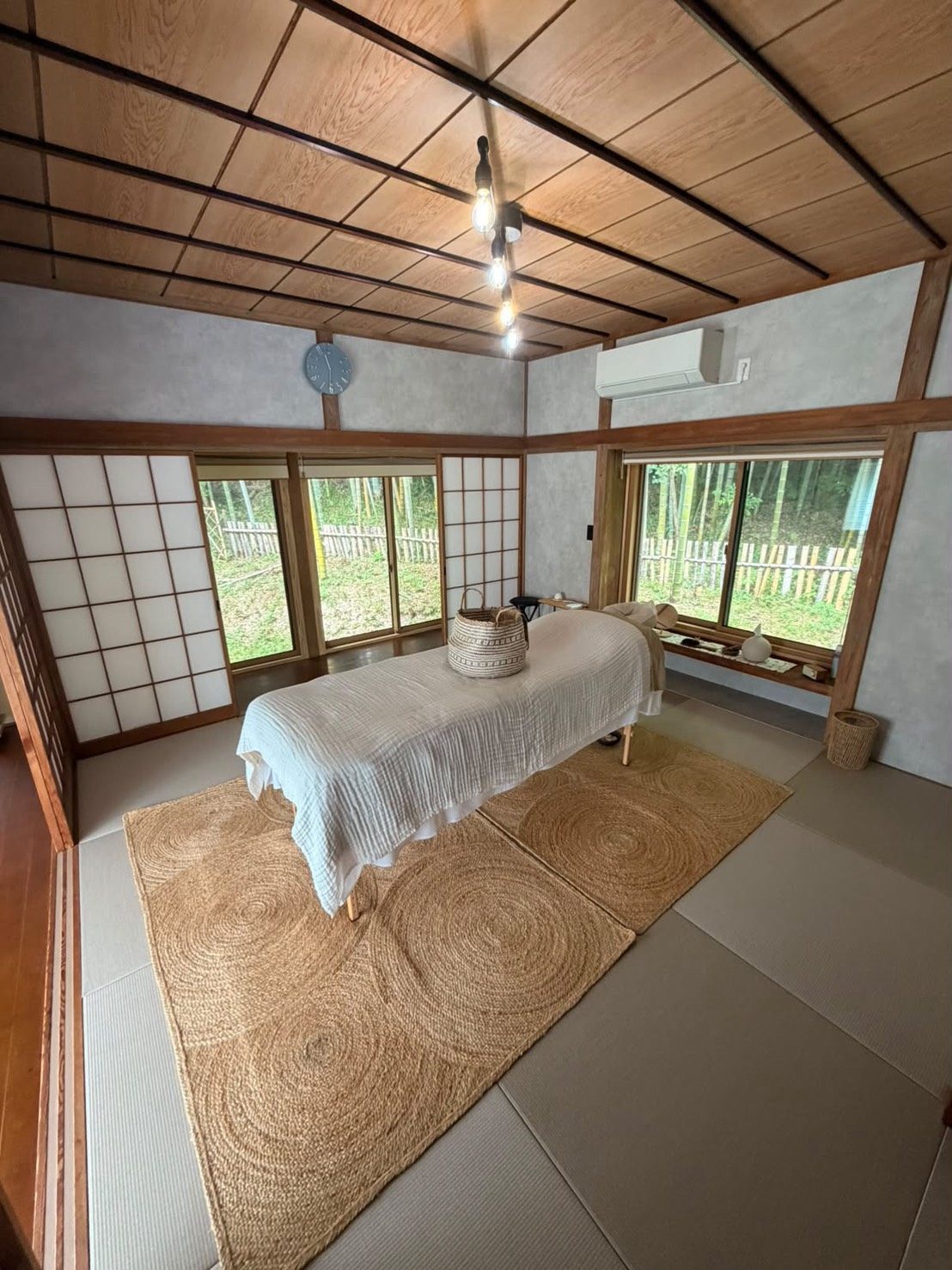 竹林を望むサロンの施術室
