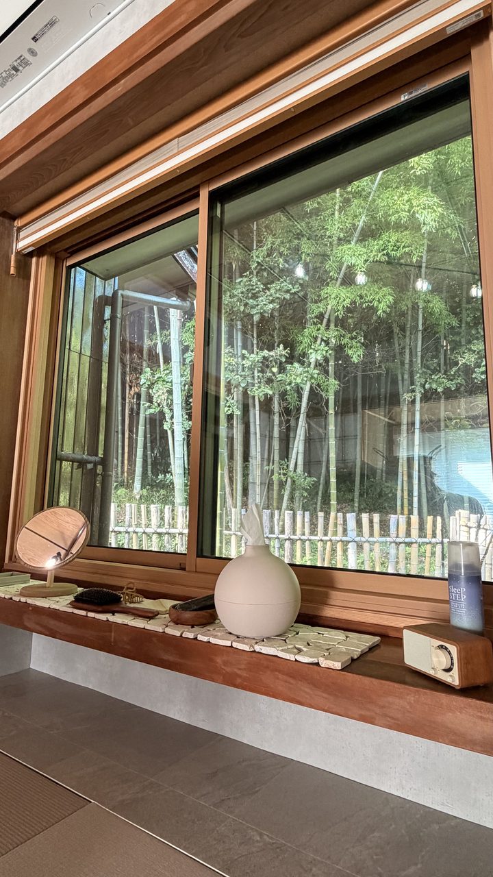 竹林を望む窓辺